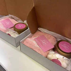 Låda julklappstips doftljus handduk - Björn design doftljus 8oz, handduk i 100% bambu och två bubbelljus, perfekt som julklapp