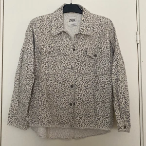 Jacka - Jeansjacka från zara i använt skick, stor i storleken