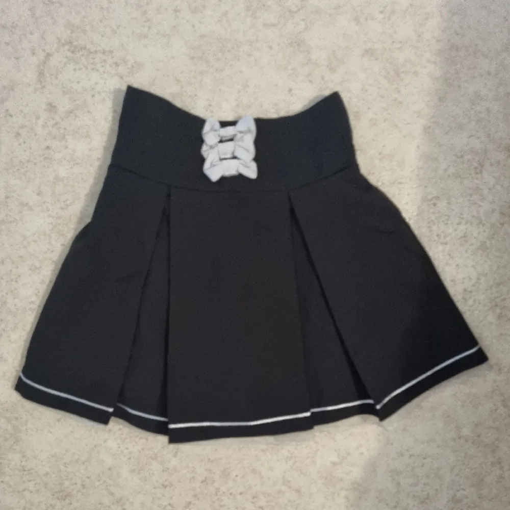 Söt kjol, köptes från kawaii för ett par år sen. Sparsamt använd. Har resår på baksidan av midjan. Storlek L. Kan mötas upp i vänersborg. Kjolar.