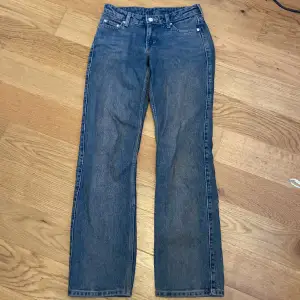 Lågmidjade jeans från weekday i modellen arrow low. Jeans är i bra skick och har bara användas några gånger💕Orginal priset är 590