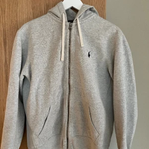Ralph Lauren hoodie - Säljer min goa Ralph Lauren Hoodie. Riktigt bra skick!