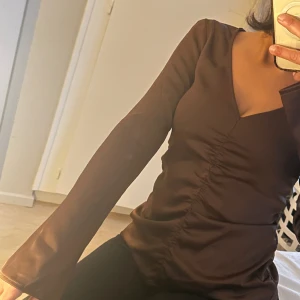 Brun satin tröja  - Brun Satin tröja med fina detaljer  Storlek S  Aldrig använd ! 