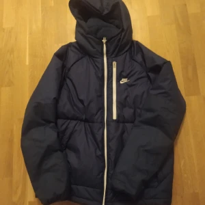 Nike sportswear therma-fit jacket - Nike sportswear therma fit jacket legacy Good condition VERY warm Size large New price: 1048kr 