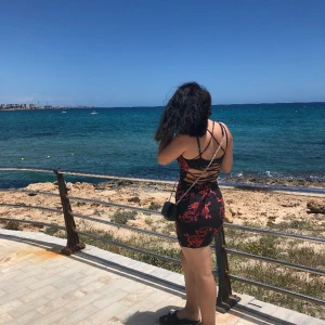 Svart klänning  - En svart klänning med röda drak märken på som är super fin. Man kan själv dra åt banden där bak och även göra så den blir lös vid brösten. Säljer pga att den inte kommer till användning mer. Inga defekter bara använd fåtal gånger.