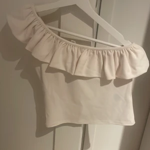 Off shoulder tröja - Jätte fin tröja från hm slutsåld/finns inte lägre aldrig använd pga jag inye gillar sånna tröjor❤️❤️så helt oanvänd. Köpt för 400kr! Jätte hus beige!