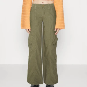 Gröna cargopants - Cargopants från Urban outfitters i storlek M! De är sparsamt använda och har inga defekter :) Skriv för frågor!