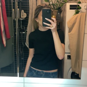 Svart stickad t-shirt - Säljer den oanvända stickade t-shirt! 150kr+frakt💖