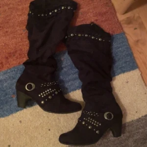 Mockastövlar med nitar - Stövlar/ boots i mocka tyg som ej kommer till användning då jag nästan aldrig har klackar, i nytt skick, skriv för fler bilder eller frågor, de går upp till lite under knäna:)