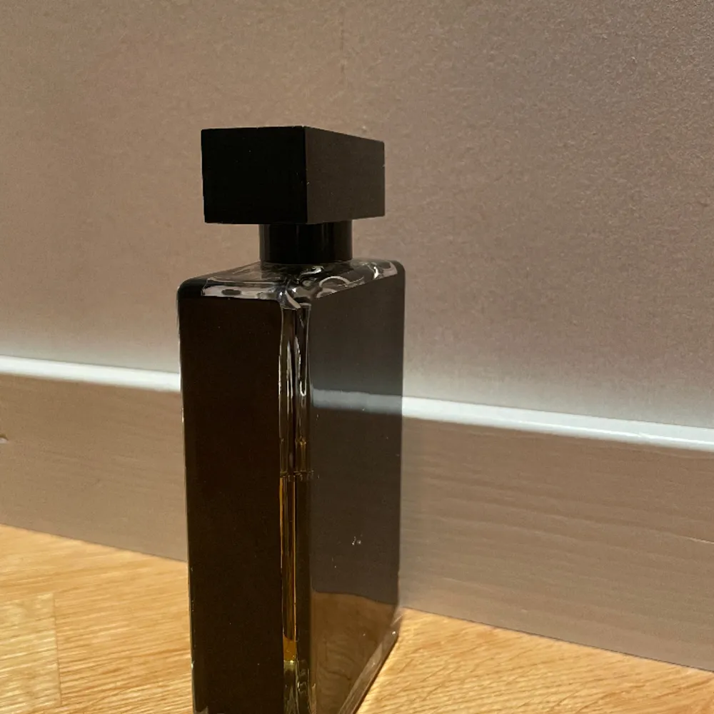 Säljer denna orginal narciso rodriguez for her parfymen, använd till sträcket på 2a bilden. Kartong medföljer ej.  100ml  Har haft parfymen i ca 10 år, men den doftar gott!. Övrigt.