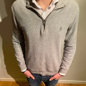 Ralp lauren zip tröja - Säljer nu denna gråa polo raulp lauren halv zip tröjan som är perfekt till sommaren, skick 8/10 ny pris”1600kr”mitt pris”499kr” finns ett litet hål vid armen men det syns knappast