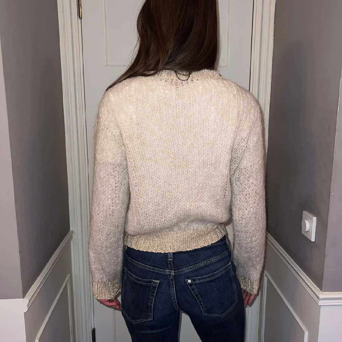 Stickad guldig tröja  - 90