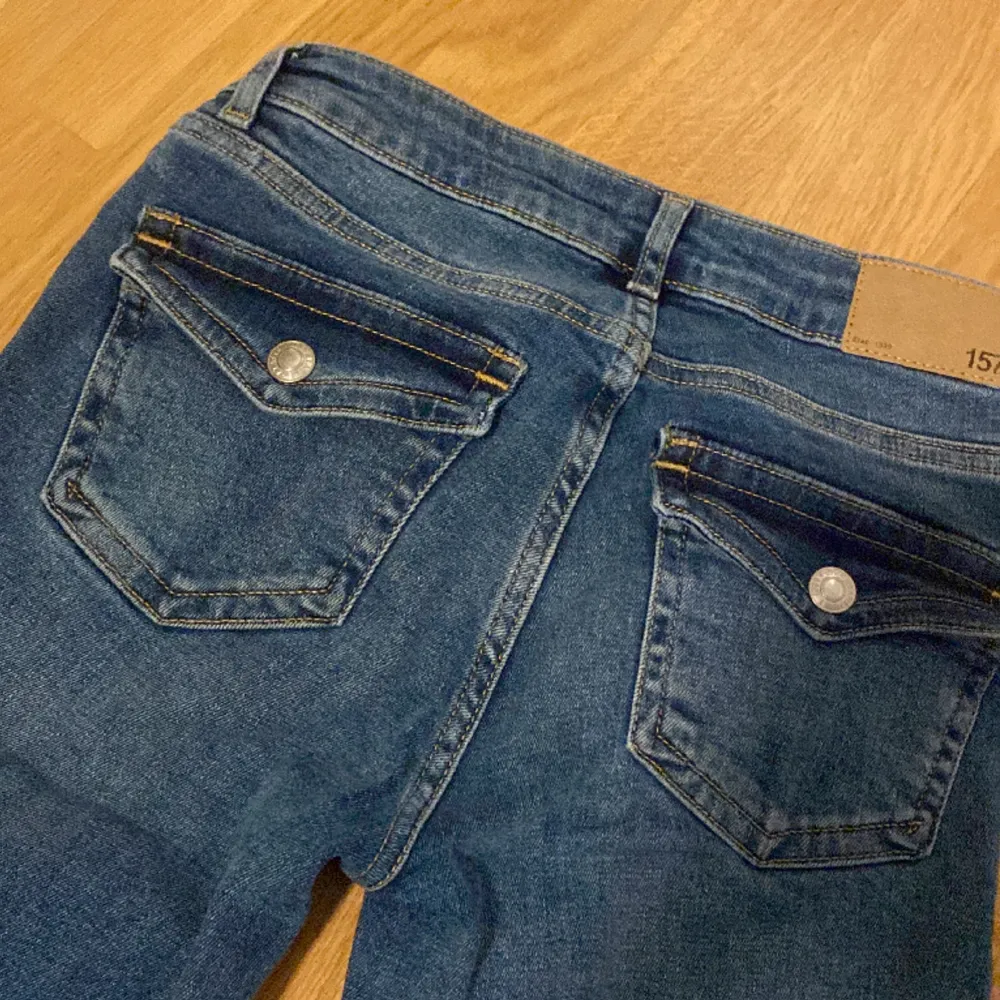 Jeans från lager157 90s boot. Använt dom 2 gånger, säljer dom får de är för små för mig. . Jeans & Byxor.