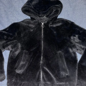Pälsjacka  - Snygg pälsjacka (fake) från H&M som tyvärr inte kommer till användning längre. Är i storlek M men passar S också.