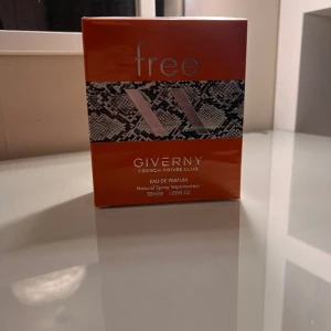 parfym  - Säljer denna parfymen från underhundra då jag redan har en, luktar väldigt gott ska vara en dupe på black opium så om man gillar black opium kommer man gilla denna. Toppnot – Päron, rosépeppar och apelsinblom  Hjärtnot– Jasmin och kaffe Basnot – Trä, My