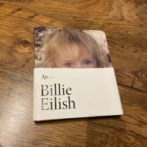 Billie eilish bok - swe - Nypris 247kr, nyskick På svenska  35+ BILLIE EILISH PRODUKTER KOLLA MITT KONTO