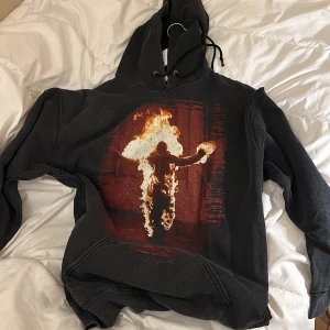 Cool hoodie med tryck - Säljer den här skitcoola hoodien med unikt tryck!
