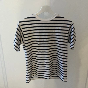 Randig t-shirt🤍🖤 - Säljer en randig t-shirt från lager 157. Säljer då den inte kommer till användning längre. Supergullig, tvättar såklart innan jag postar. Skriv för fler frågor eller bilder🤍🖤