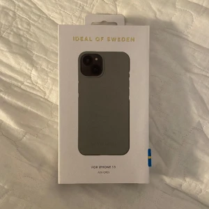 IDEAL OF SWEDEN SKAL - Säljer det här HELT NYA oupppackade mobilskal från ideal of sweden för iPhone 13 pågrund av fel köp🩶 Nypris 400kr säljs för 199kr  DM för fler bilder och frågor☺️