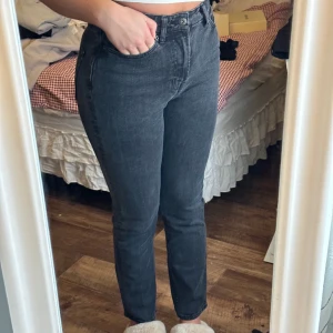 Grå/svarta jeans - Så snygga jeans, kommer inte ihåg vart jag köpte dem men så fina🤎