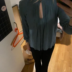 Söt blus  - En jätte söt blus från Mango!  Andvänd en gång!  Turkos! 