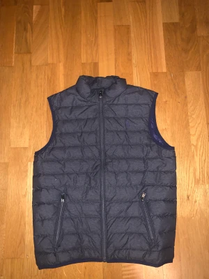 Polo väst - Säljer min polo ralph lauren väst då den inte passar. Väldigt bra skick inga skavanker. Kontakta gärna för frågor