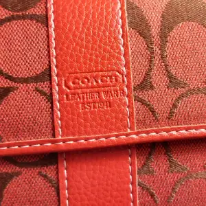 Så fin och fräsh äkta vintage coach plånbok, rymlig och i bra sick, pruta gärna, läs bio💘💘