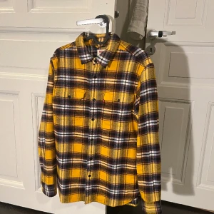 Levis flanellskjorta - Levis flanellskjorta, sparsamt använd och en av de skönare skjortorna jag haft, passar till alla tillfällen! Storlek Small