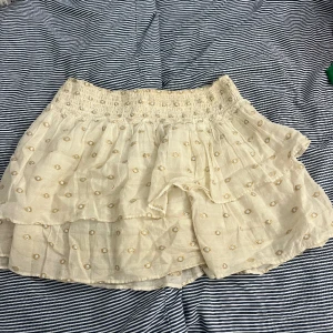 Zara kjol  - Säljer denna super fina populära kjolen från zara som passar perfekt i sommar💕