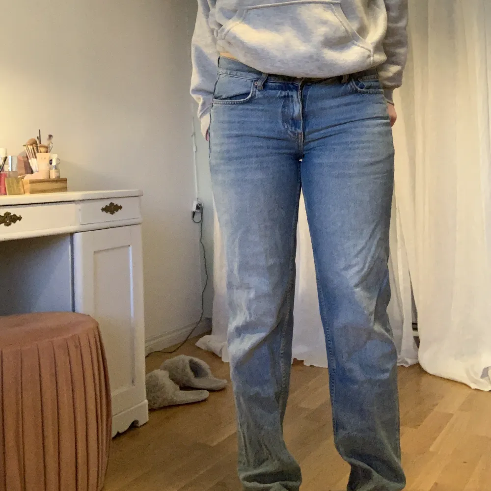 Straight jeans köpta från ginatricot. Säljer då de inte kommer till användning. Runt 80cm midja och  81 cm innerbenslängd⭐️💕. Jeans & Byxor.