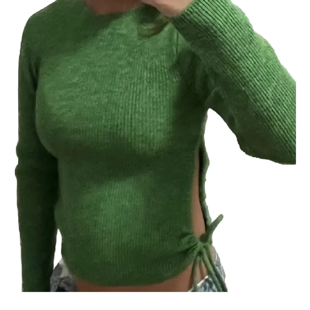 grön tajt stickad tröja från zara. knytning med en öppning (se bild 2, dock av misstag tagen med 0.5 kamera), använd 2 gånger inga defekter . Stickat.