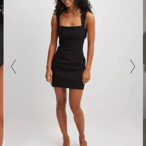 Klänning  - Svart klänning ifrån nakd kollektion med chloe schuterman. Med prislappar kvar💕