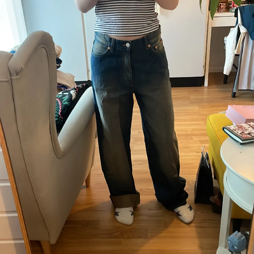 Blå-koppriga jeans från weekday, jätte bra skick-aldrig använda då de ej passar mig. Pris kan förhandlas💕. Jeans & Byxor.