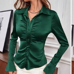 satin blus - Säljer denna skjort blusen i satin, säljer då jag tyvärr råka beställa fel storlek💗 Storlek S , aldrig använd superfint skick perfekt till jul & nyår, slits i armarna💗