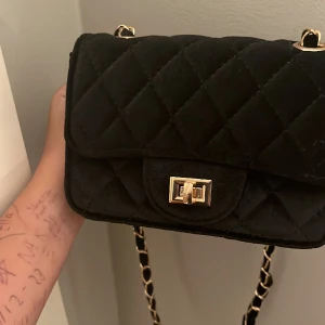 Svart handväska 🤍 - Jätte fin väska aldrig använd. Nypris runt 200 . Väskan ungefär ner till naveln skulle säga längre ner. Själv är jag 156-158 cm. Skriv för fler bilder eller frågor !! Fick den som present och kmr inte riktigt ihåg vart den är från men skrev bara a nåt ❤️