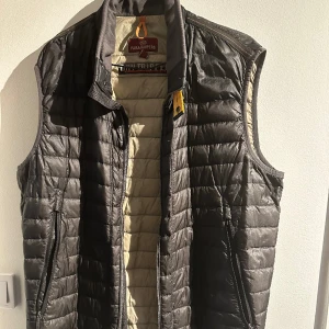 Parajumpers väst  - väl omhändertagen västen är fel fri, ej sönder eller likande. 