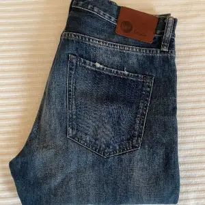 Premium jeans med selvage gjorda av ett svenskt märke i Italien.   Benlängd: 78 cm Midja: 33 tum Pris: 400 Nypris: runt 2200  Modell: M7 Tapered SLV Tvätt: Rinsed Material: 100% bomull