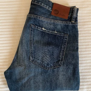C.O.F. Studio Jeans - Premium jeans med selvage gjorda av ett svenskt märke i Italien.   Benlängd: 78 cm Midja: 33 tum Pris: 400 Nypris: runt 2200  Modell: M7 Tapered SLV Tvätt: Rinsed Material: 100% bomull
