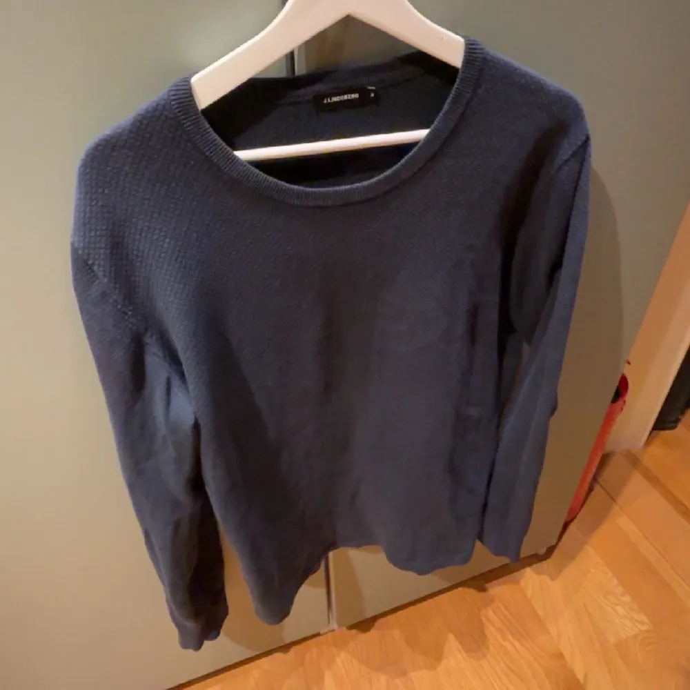 Säljer nu min J.lindberg tröja i storlek M. 8/10 i skick och passar perfekt i vintern. Skriv vid funderingar.. Tröjor & Koftor.
