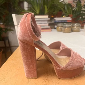 Rosa sammet Block heel  - Rosa klackar med öppen tå, använts 1 gång, gelsula sitter vid tårna men kan tas bort, inga skador bortsett från det på  undersidan av skon 