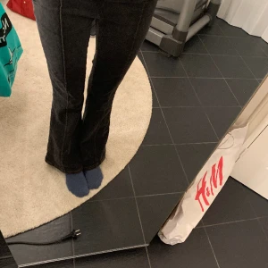 Urban outfitters flare lågmidjade jeans - Jag säljer dessa lågmidjade flare jeansen eftersom att dom är lite för korta på mig som är 168, dom är stretchiga och har inte använts så jättemycket och har därmed inga typer av defekter💕💕 Skriv för fler bilder💕 ‼️Köparen står för frakten‼️