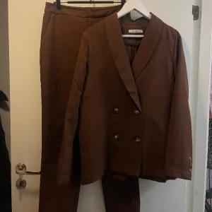 Brunt set - Kostym set med kavaj och raka kostymbyxor 