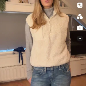 teddy väst - jätte snygg fluff väst som är köpt här på plick men som tyvärr va lite för kort på mig (är 178)❣️❣️