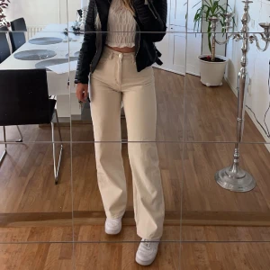 Jeans  - Beiga/krämvita jeans! Inga defekter! Nypris ca 600kr! Från Nelly eller NA-KD (minns inte🤭) Storlek 38/40/M