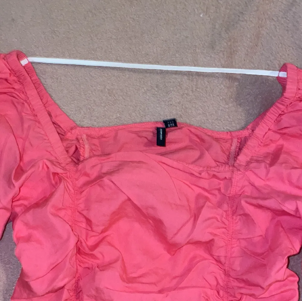 Super fin rosa klänning från Vero Moda, lite skrynklig i modellen med fina detaljer. Aldrig använd endast testad, men kommer inte till användning hos mig. Köpt den för 599kr och säljer för 280kr, men pris kan alltid diskuteras<3 (köparen står för frakt) . Klänningar.