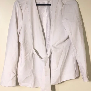 Kavaj - Säljer denna kavajen för att den inte längre är min stil. Jättebra skick