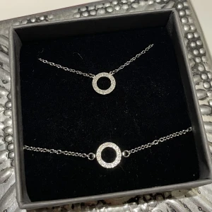 Smycken edblad - Matchande halsband och armband från Edblad! Superfin julklapp, aldrig använt. Nypris ca 650 för båda.  Silver/stål
