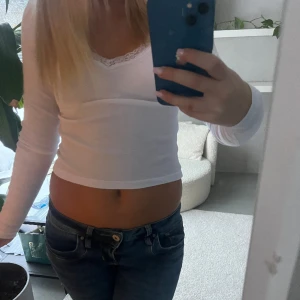 Spets topp - Tröja med vringning och spets, aldrig använd och skit snygg👌🥰