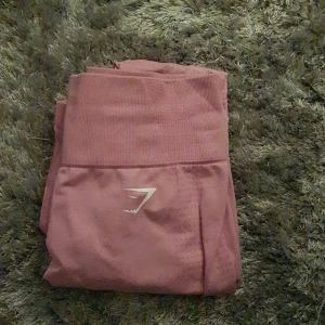 Gym shark semless - Säljer nu mina super söta träningsbyxor ifrån gymshark, inte alls anvöndna länge då jag köpte massa andra träningsbyxor. Skicka färna pm om ni har frågor eller funderingar