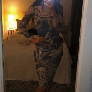 Ginatricot klänning - En ginatricot klänning aldrig använd endast testad prislapp kvar i strl xs är lite lätt genomskinlig 