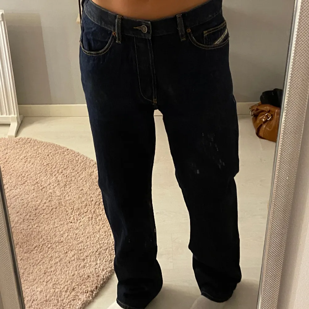Blå diesel jeans ❤️‍🔥innerbenslängd: 84cm, midjemått: 41,5cm, jag är 176cm . Jeans & Byxor.